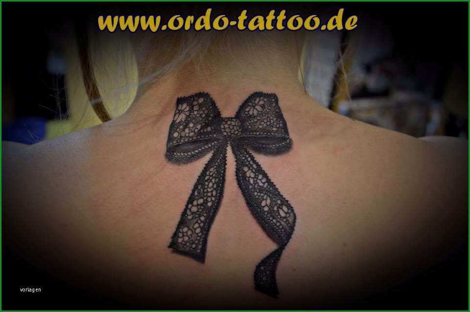 nacken tattoo schleife mit stickereimuster