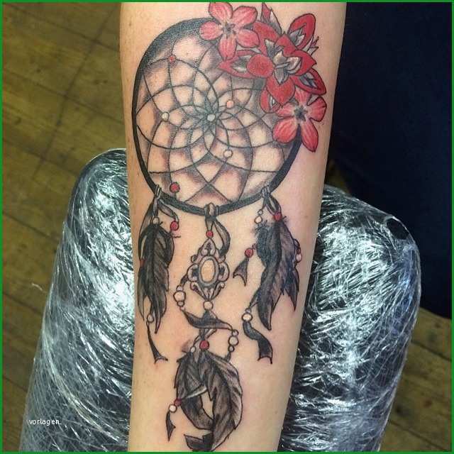 traumfaenger blumen tattoo am arm