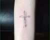 Hervorragen Tattoo Kleines Kreuz Auf Dem Unterarm